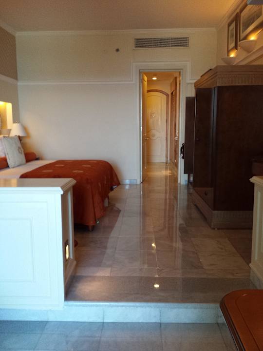Blick ins Zimmer von der Terrasse JOIA Paraiso by Iberostar
