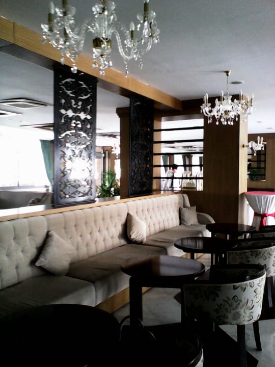 Sitzgelegenheiten in der Lobby Seaden Corolla Hotel