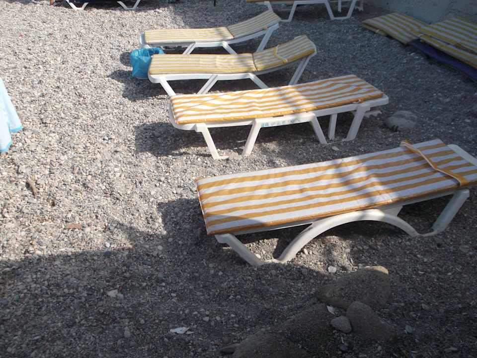Liegestühle im Kies Hotel Ideal Beach