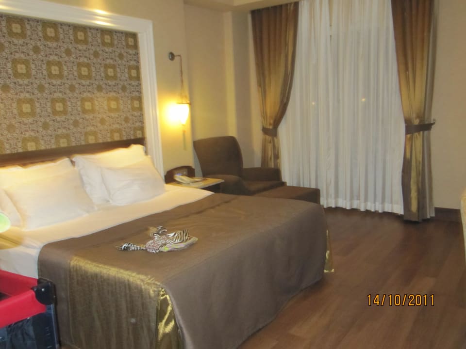 Zimmer der Eltern großes Bett Güral Premier Tekirova