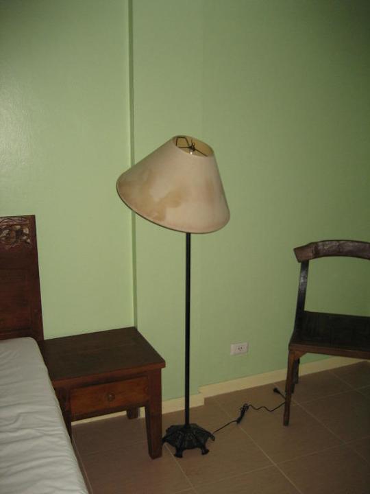 Stehlampe im Zimmer Hotel Andatel Grandé Patong Phuket