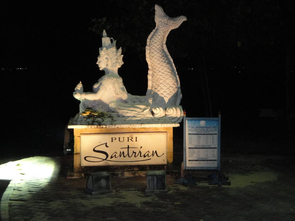 Hotelschild am Strand am Abend Puri Santrian