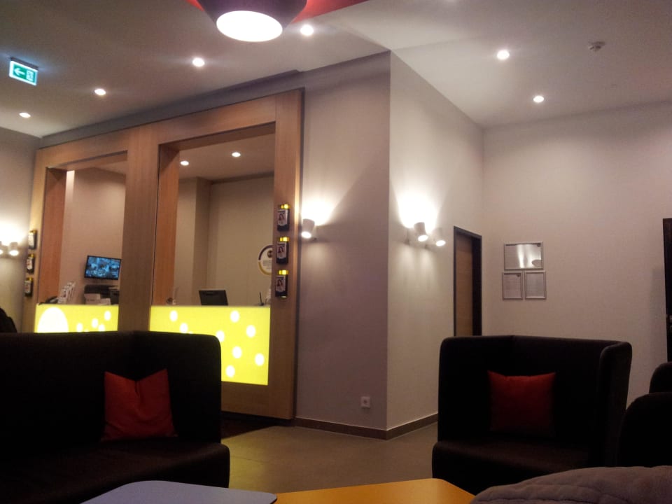 Eingangsbereich und Rezeption B&B Hotel Nürnberg-Hbf