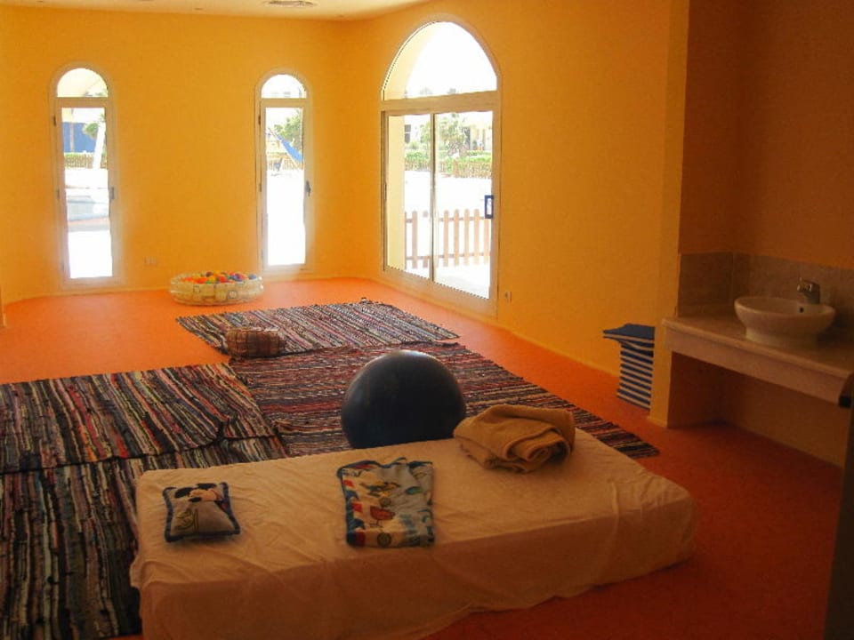 Babyzimmer im Kinderclub Cleopatra Luxury Resort Makadi Bay