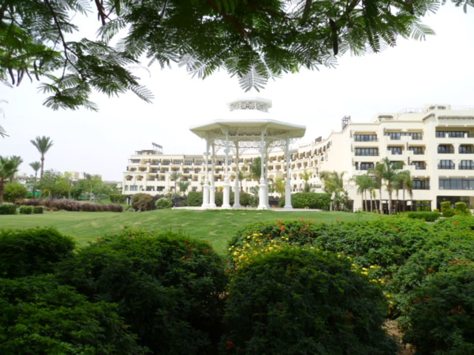 Sehr gepflegte Gartenanlage Steigenberger ALDAU Beach Hotel