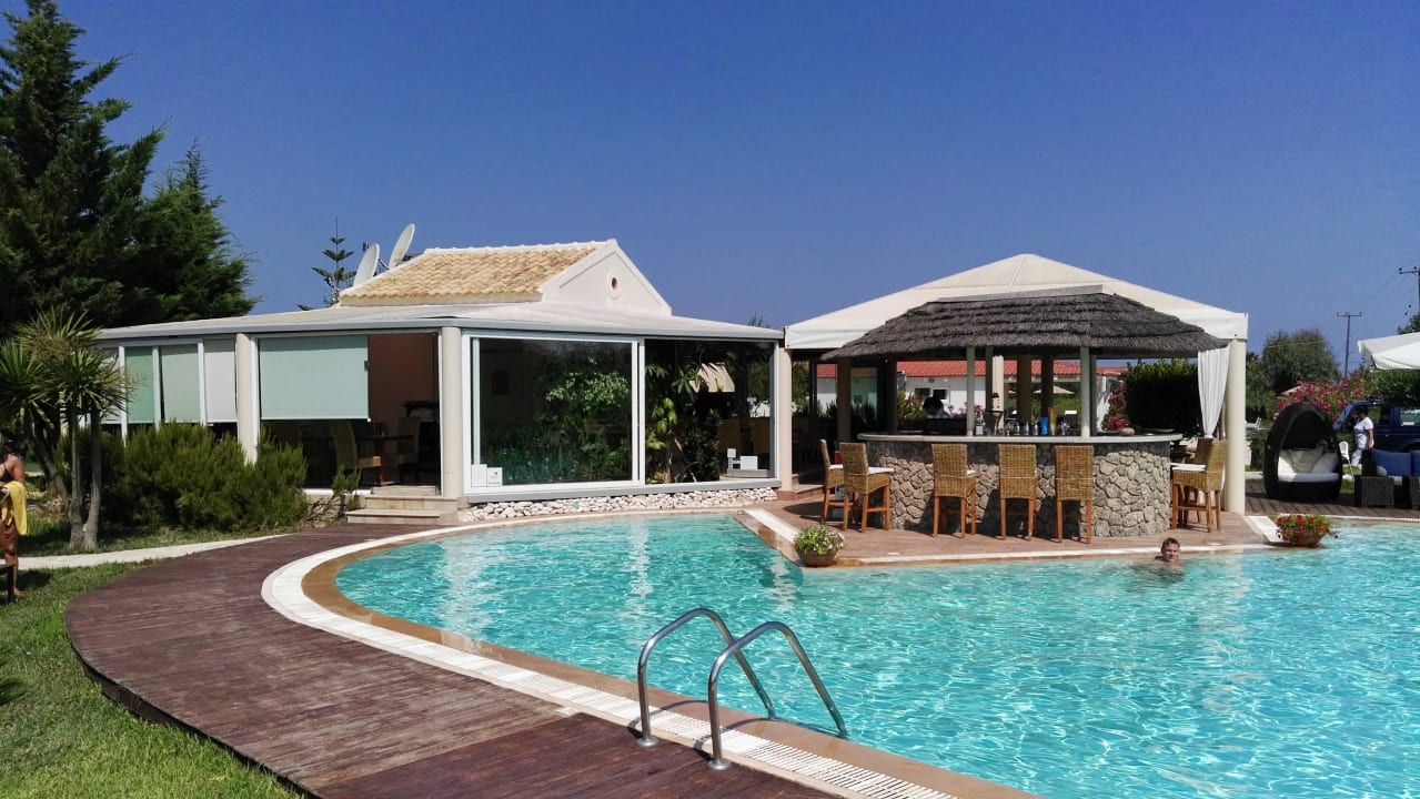 Pool mit Poolbar und Restaurant Almyros Villas Resort