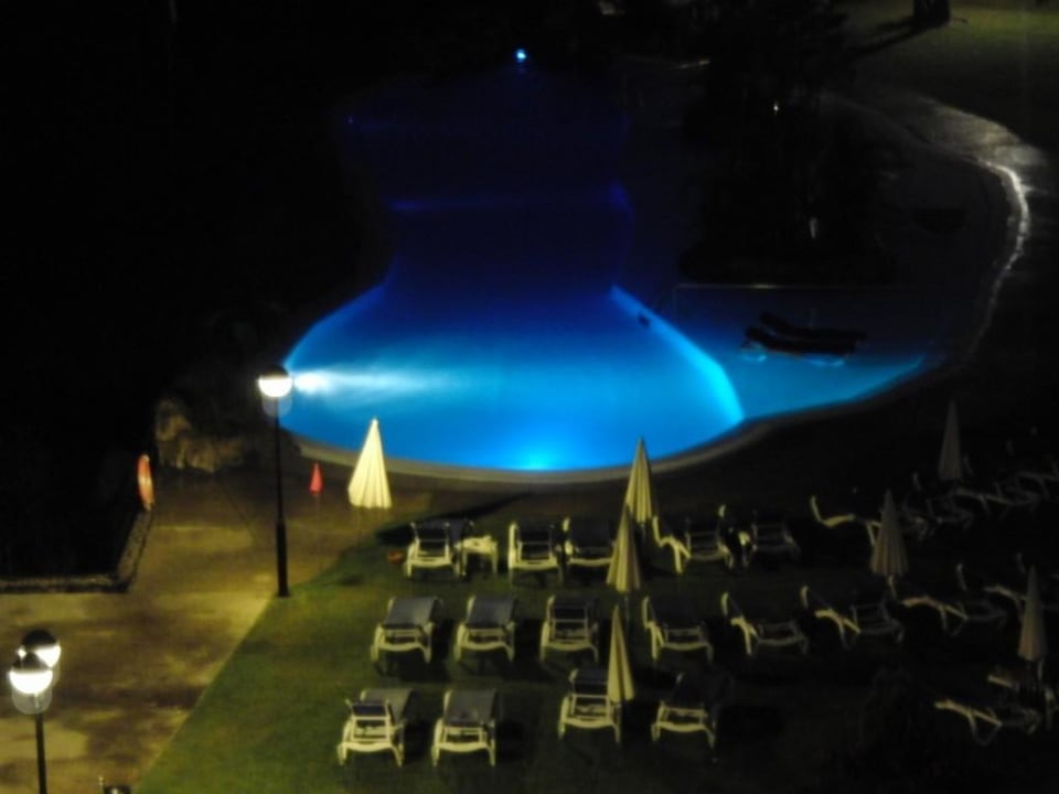 Pool bei Nacht vom Zimmer aus 4 Etage Hotel Las Aguilas, Affiliated by Meliá