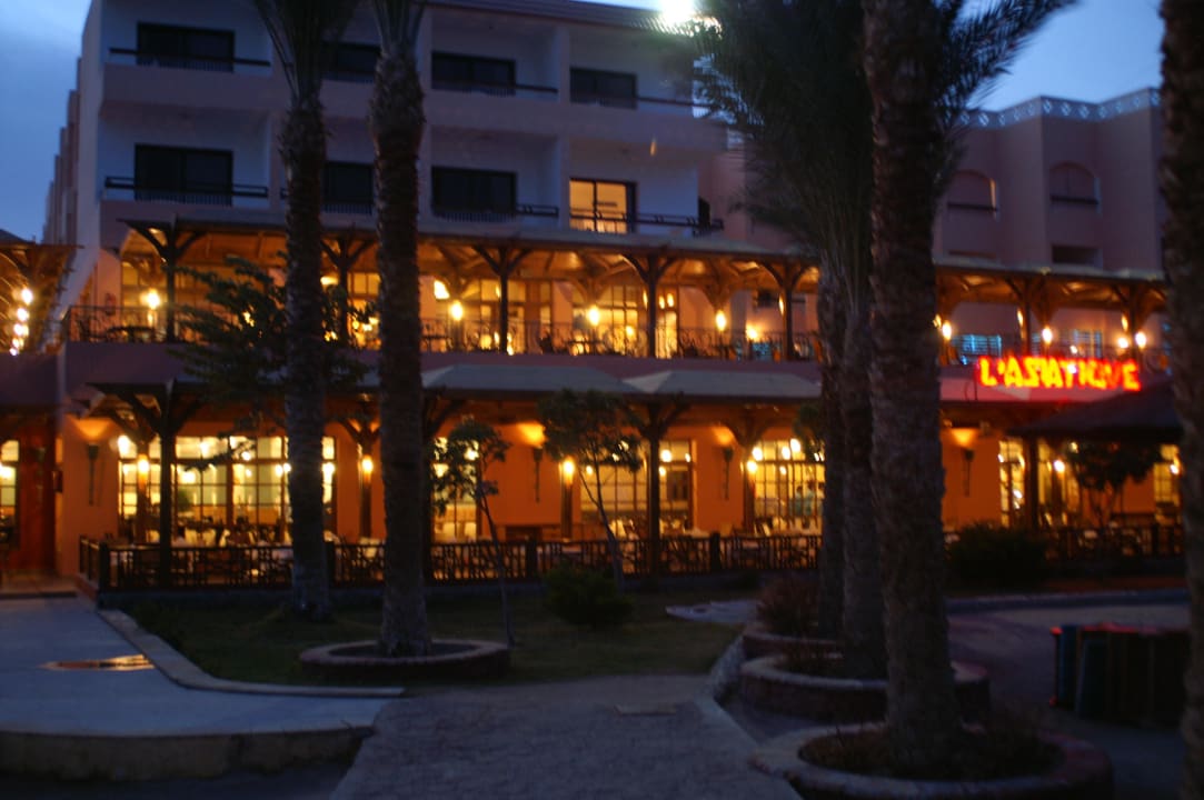 Blick zu den Restaurants Beach Albatros Resort