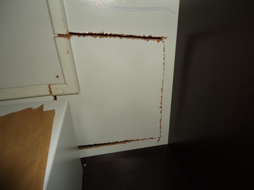 Sicherungskasten hinter dem Kleiderschrank Crystal Aura