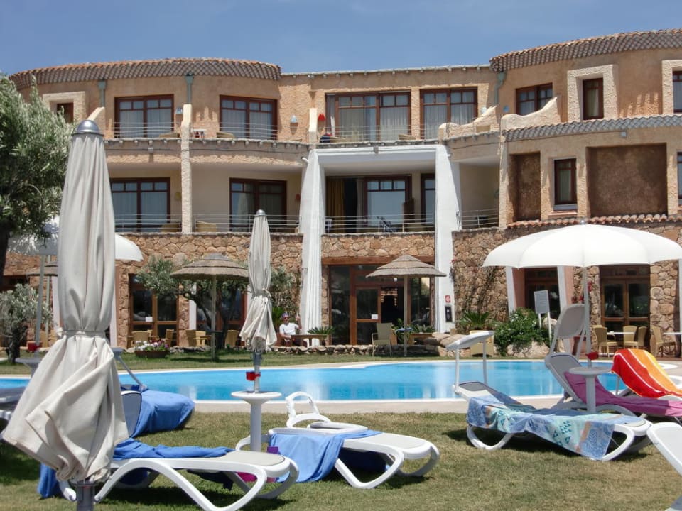 Hotelansicht vom Garten aus Hotel Resort & Spa Baia Caddinas