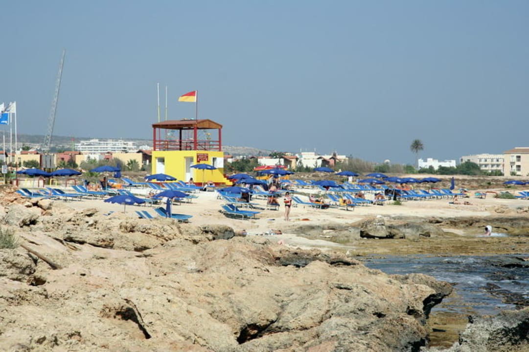Strand vor dem Hotel Thalassaki Ramada Hotel & Suites By Wyndham Ayia Napa