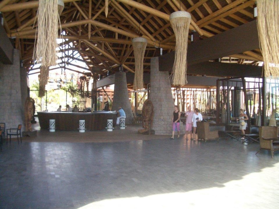 Eine der gigantischen Bars Lopesan Baobab Resort