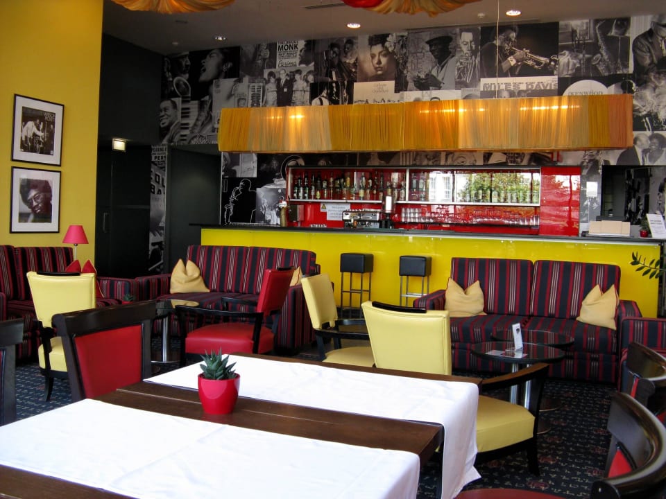 Kleine Bar mit Snacks im Erdgaschoß Vienna House Easy Pilsen