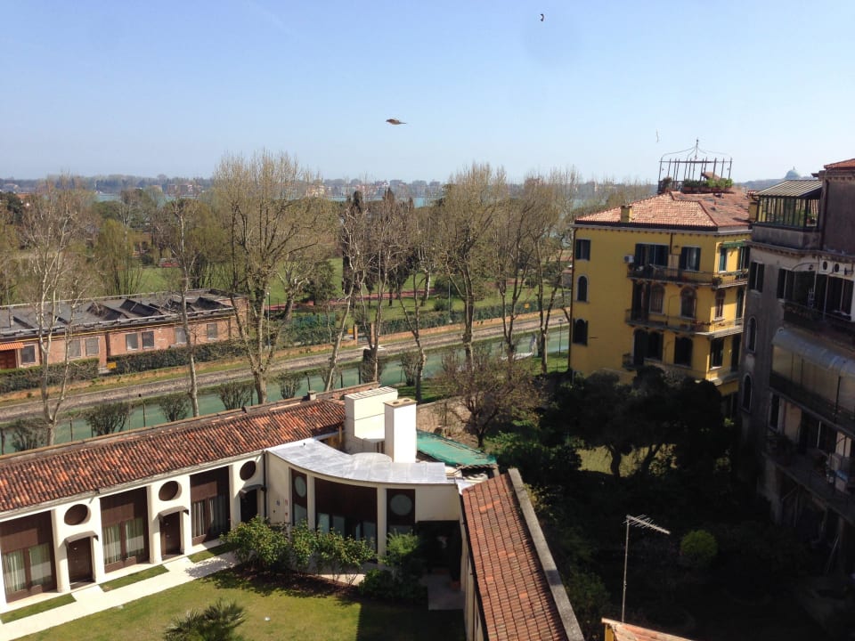 Blick zum Garten und Lagune Hotel Indigo Venice - Sant'Elena