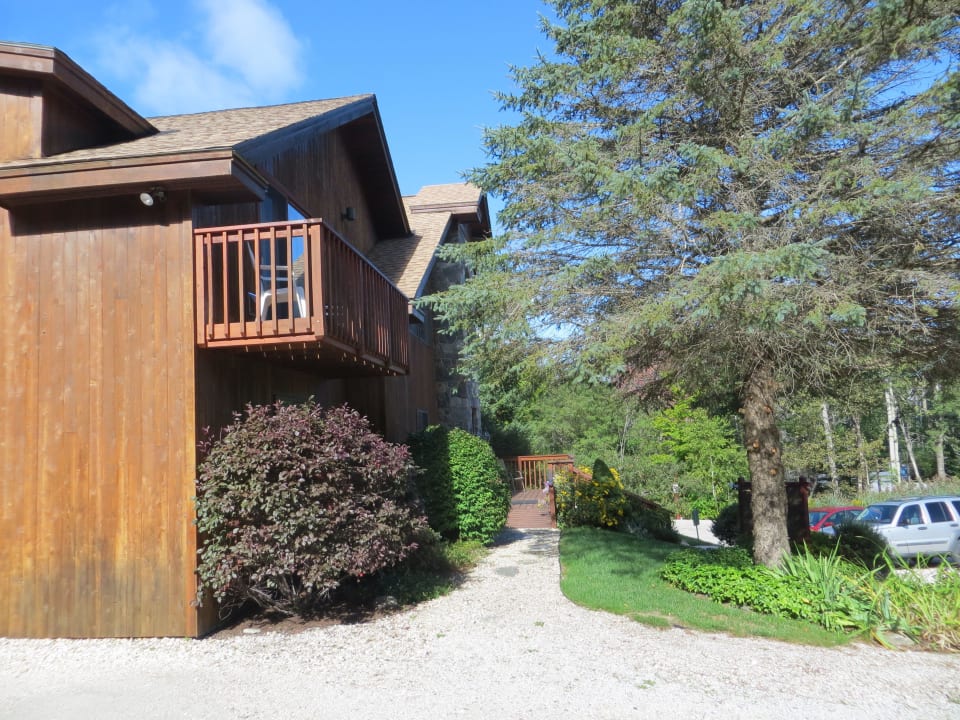 Außenansicht vom Parkplatz aus Hotel Snowed Inn