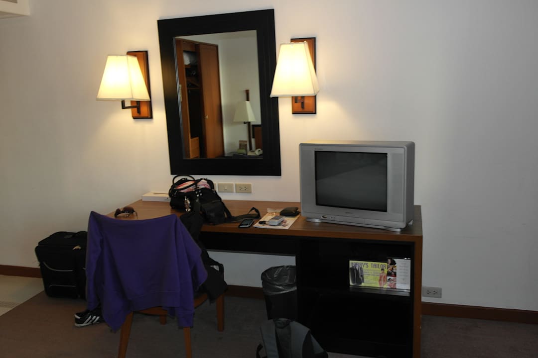 Schreibtisch mit Fernseher Narai Hotel