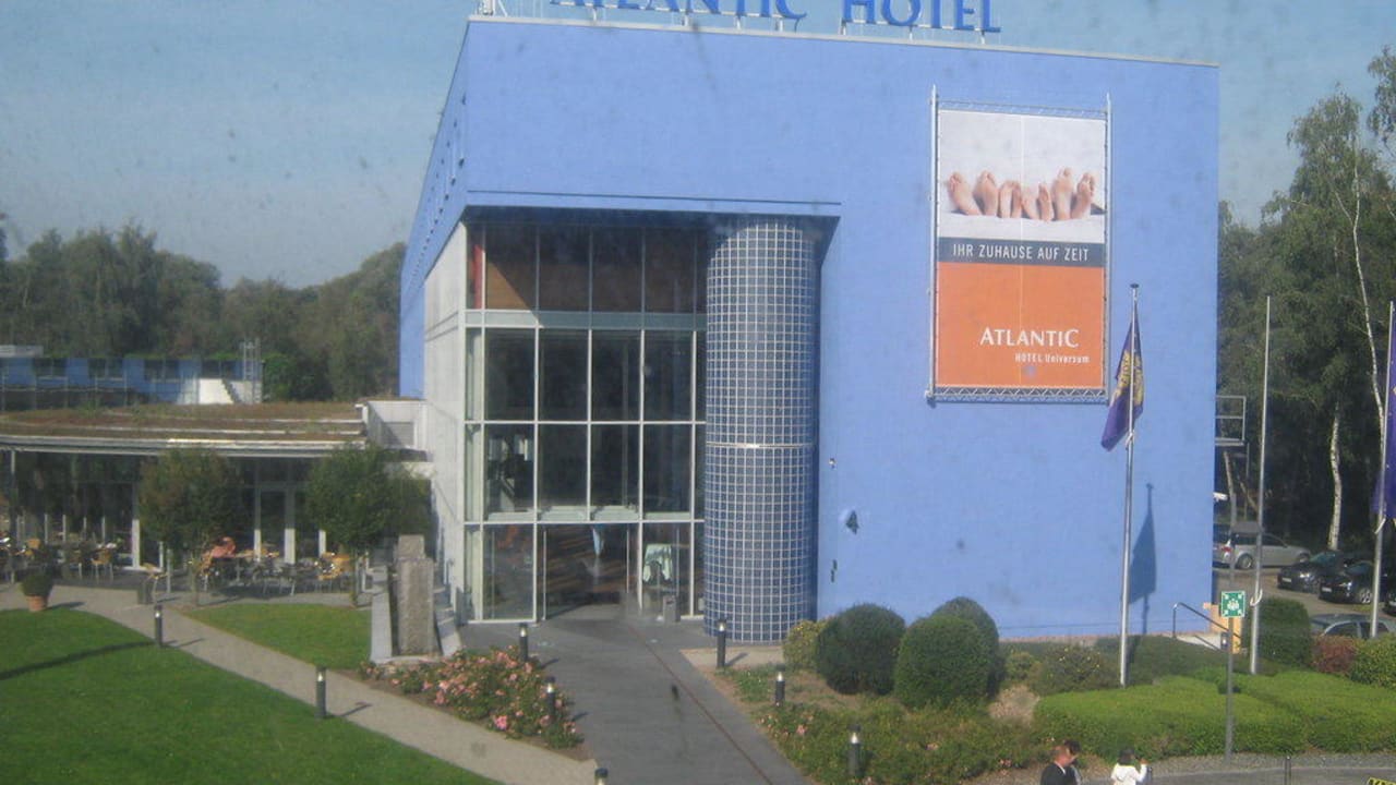 Eingang ATLANTIC Hotel Universum