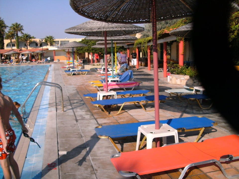 Pool mit Liegestühlen Euro Village Achilleas Hotel
