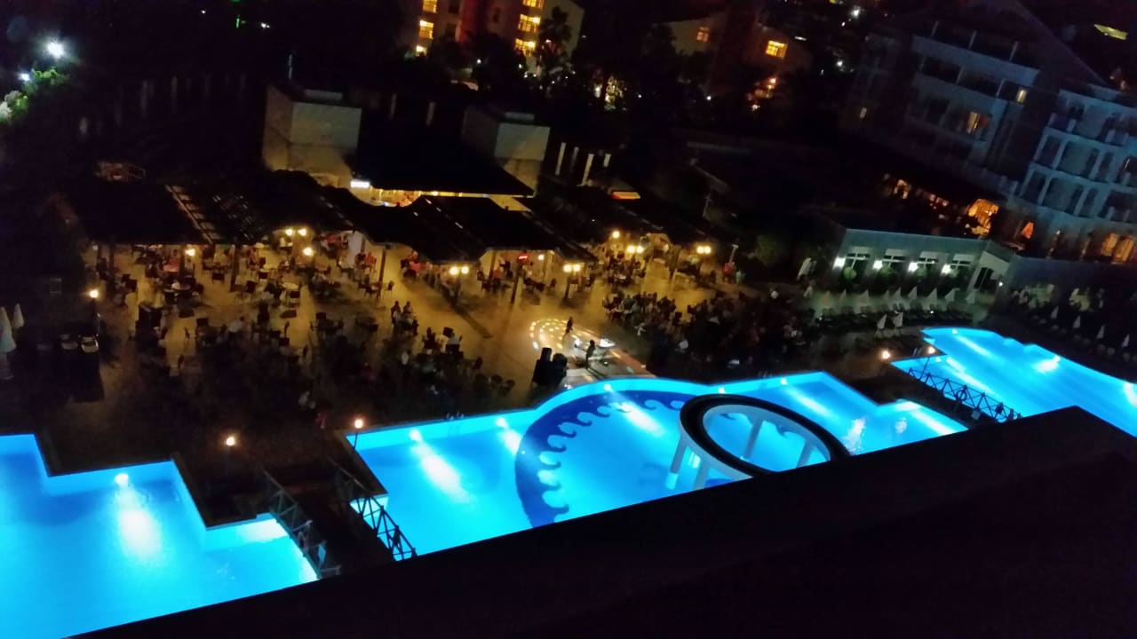 Abendprogramm mit Musik und Tanz an der Poolbar Trendy Aspendos Beach Hotel