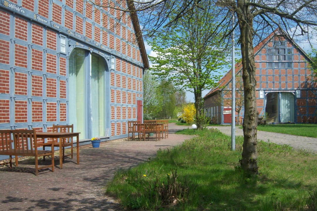 Vor dem Restaurant Rundlingsdorf Sagasfeld