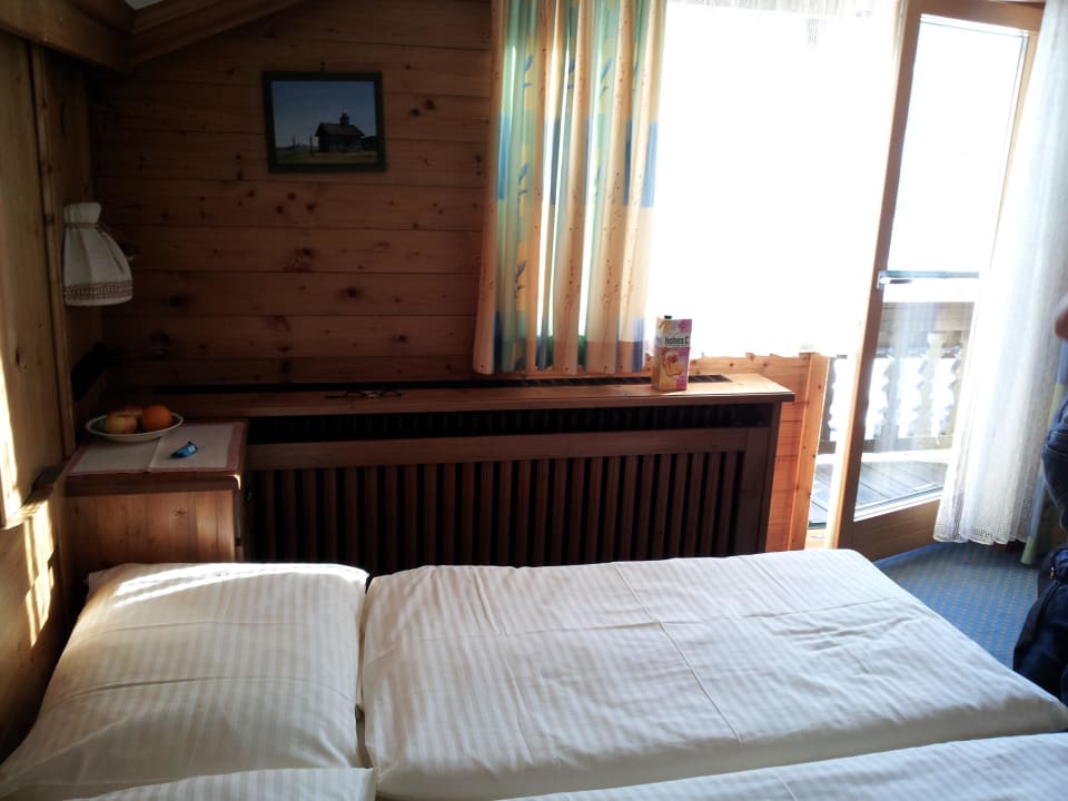 Bett und Ausgang zur großen, sonnigen Terrassse Pension Mitteregg