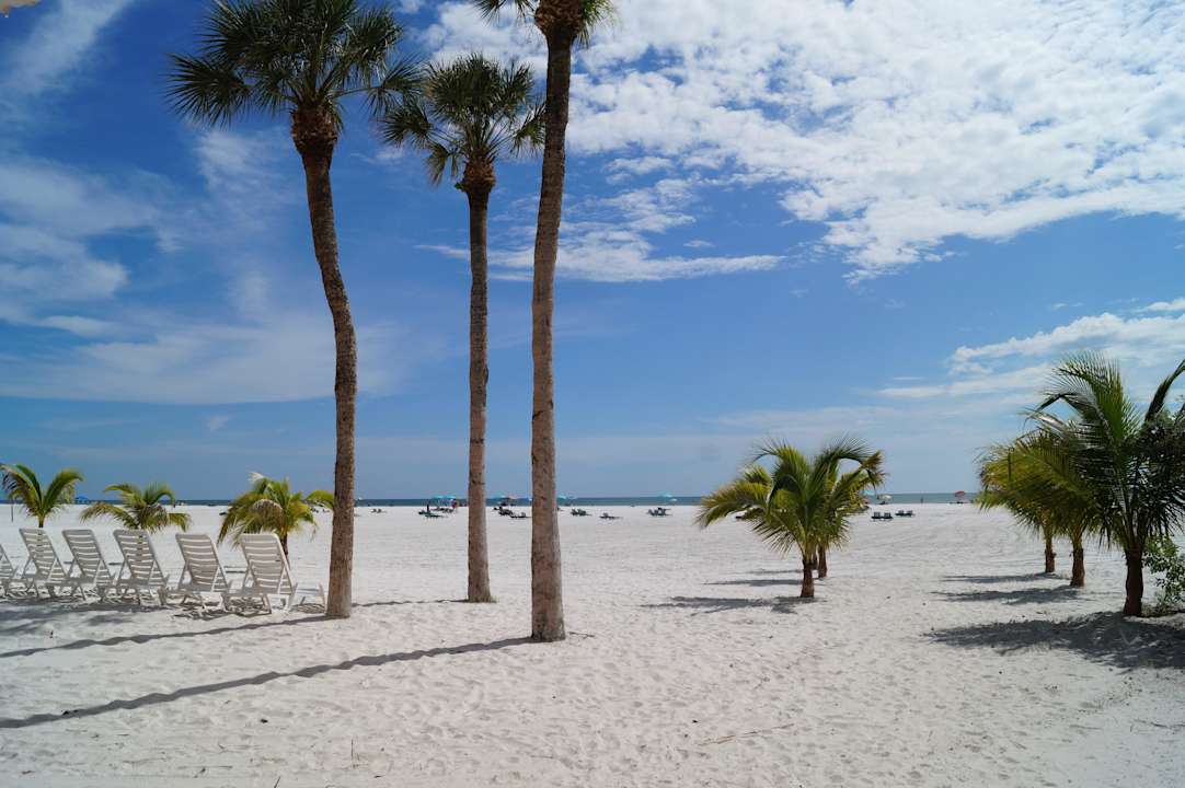 Mit Liegen vor der Tür Hotel Outrigger Beach Resort