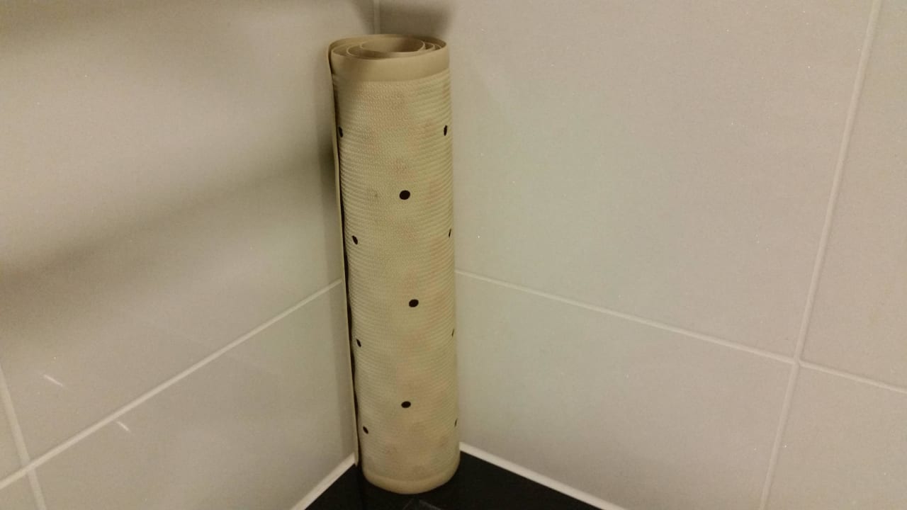 Unpassende, eklige Fußmatte im topstylischen Bad Leonardo Royal London Tower Bridge