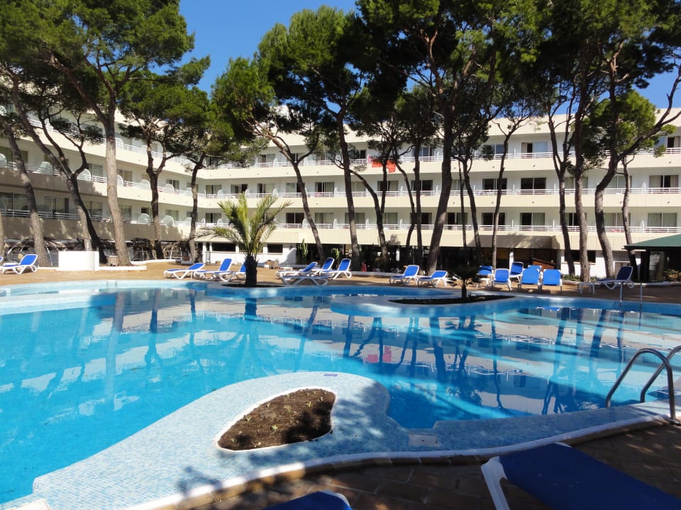 Pool mit Blick zum Hotel Hotel & Spa S'Entrador Playa