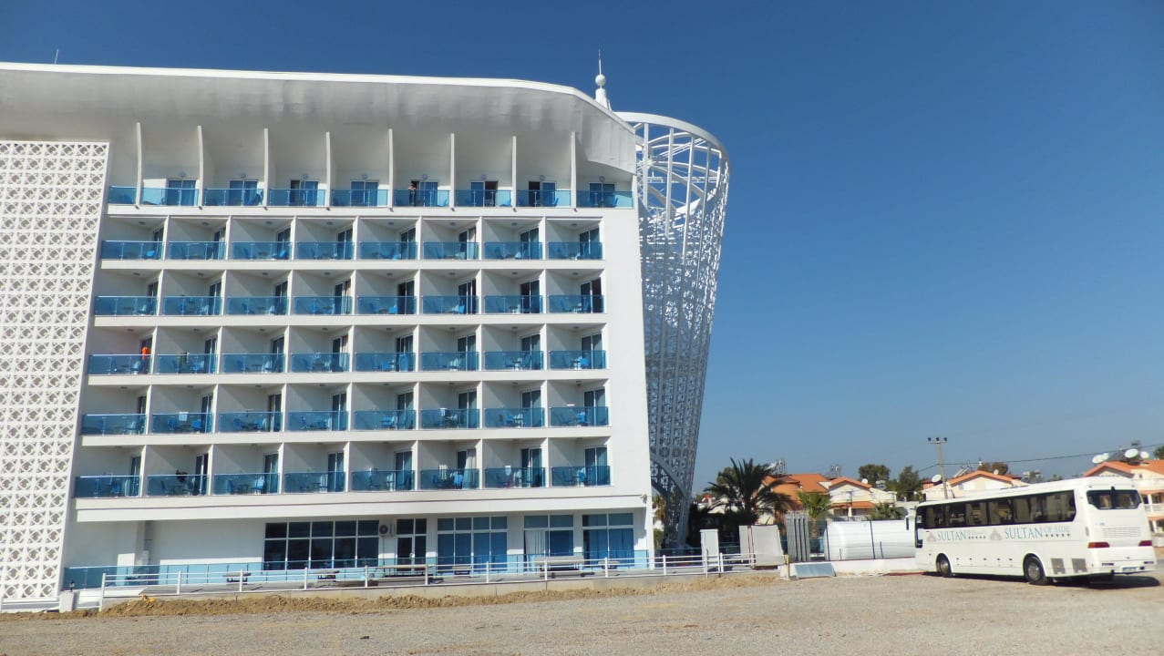 Gebouw aan de weg en parkeerplaats Sultan of Dreams Hotel & Spa