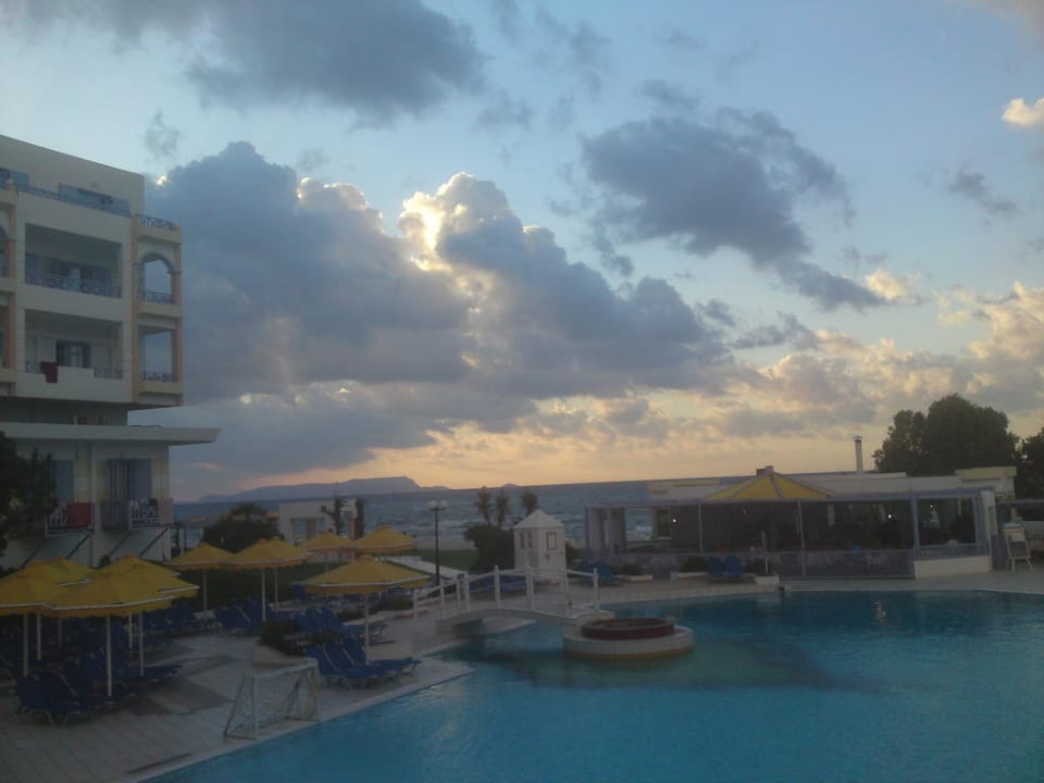 Abends am Pool  Hotel Serita Beach