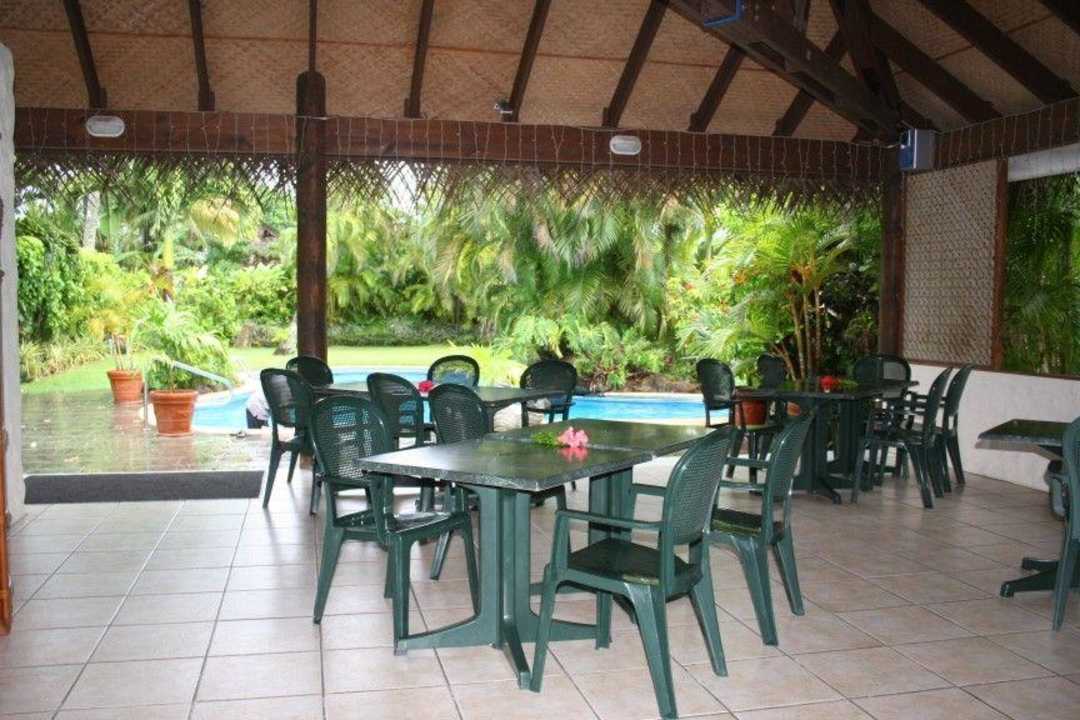 Aufenthaltsraum mit Pool Royale Takitumu Villas