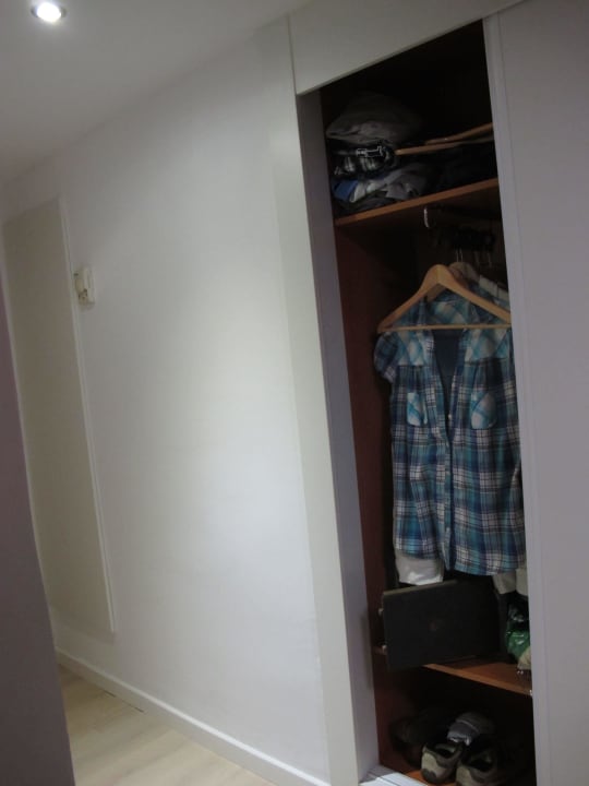 Dreibettzimmer Richtung Tür BG Hotel Caballero
