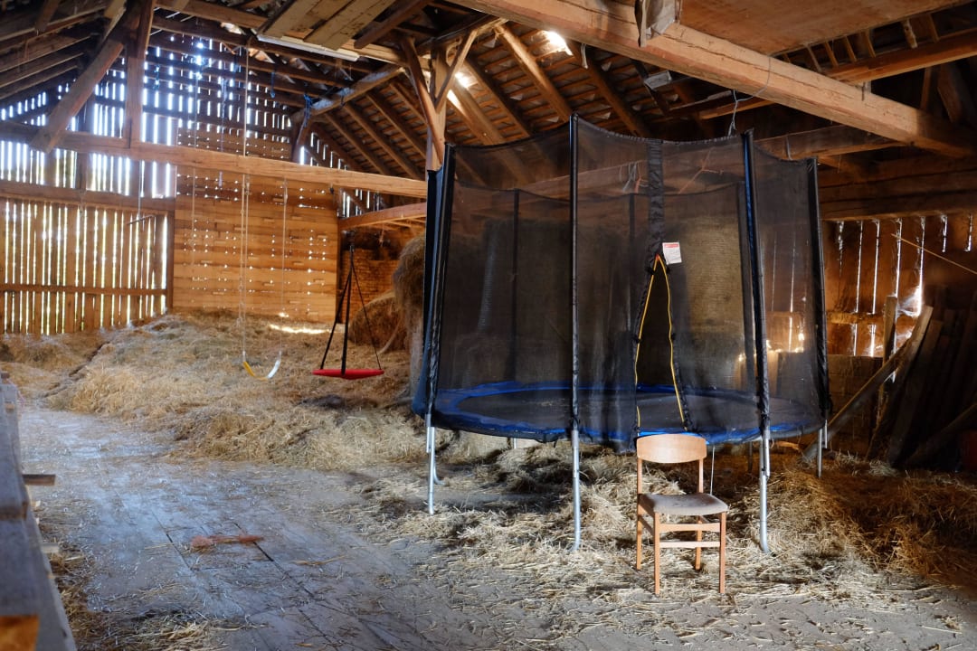 Heuboden mit Trampolin Bauernhof Hoferpeter