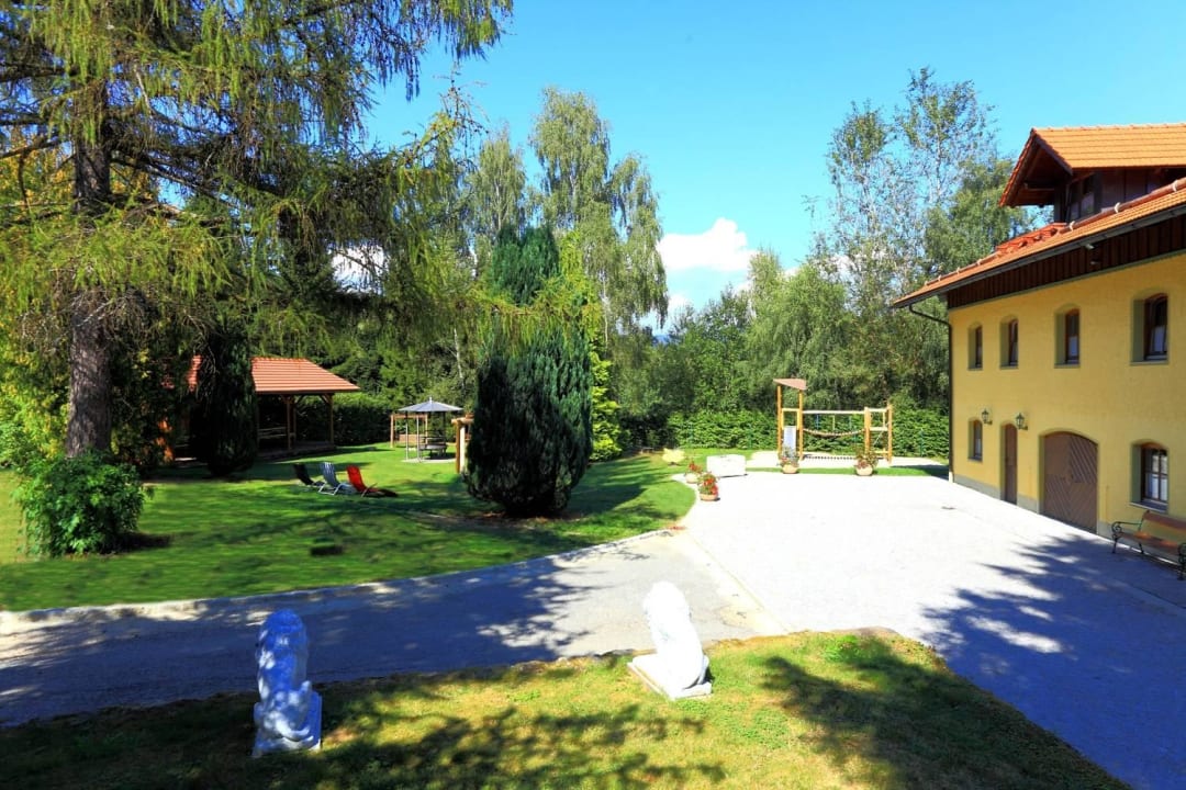 Hof mit Garten Gruppenferienhaus Landhaus St.Oswald