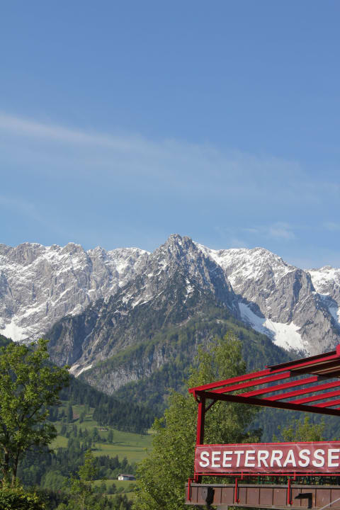 Blick vom Parkplatz auf die Berge Hotel Bellevue am See
