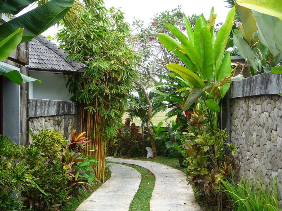 Weg zwischen den Villen The Bidadari Villas & Spa Umaalas