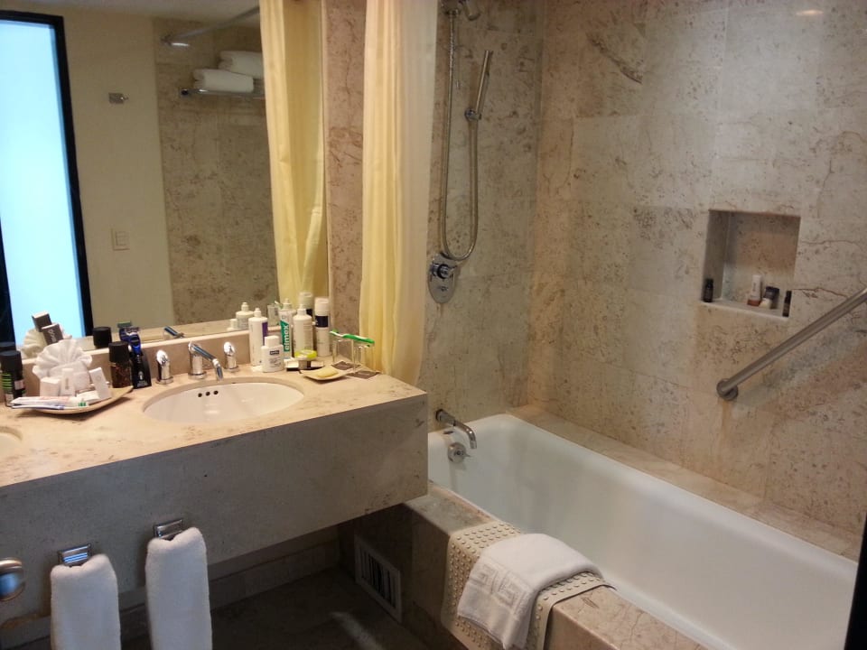 Bad in der Suite Dreams Sands Cancun Resort & Spa