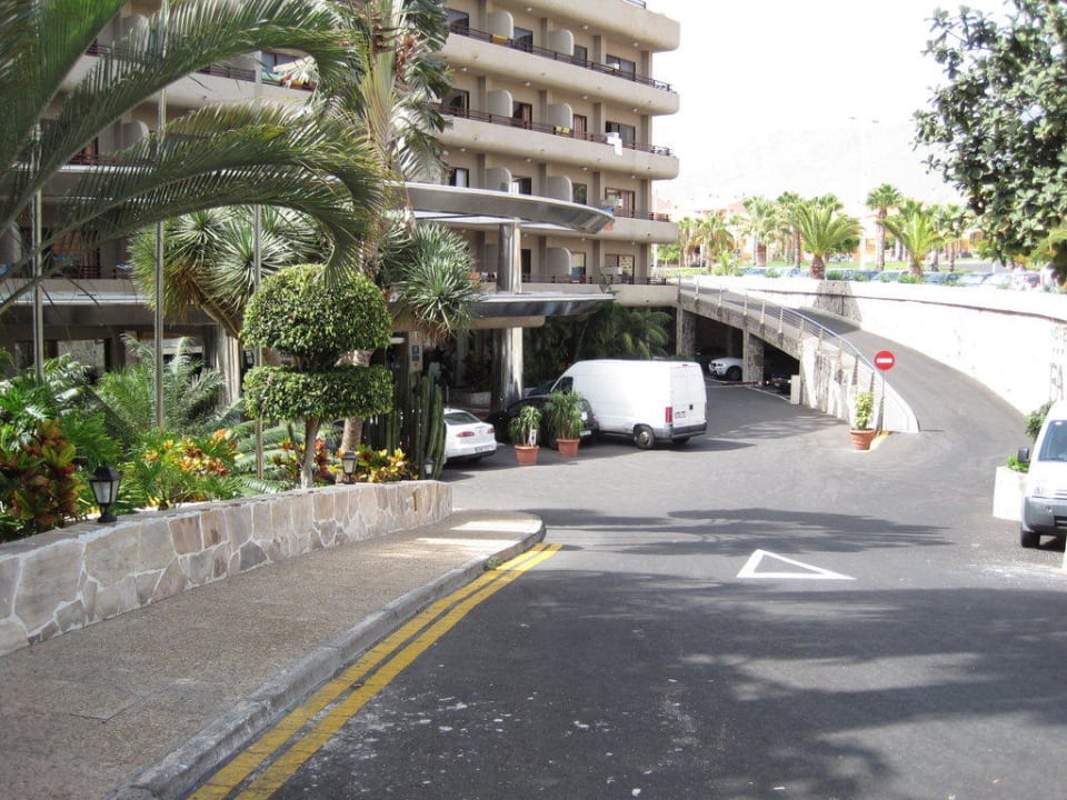 Hoteleinfahrt GF FANABE