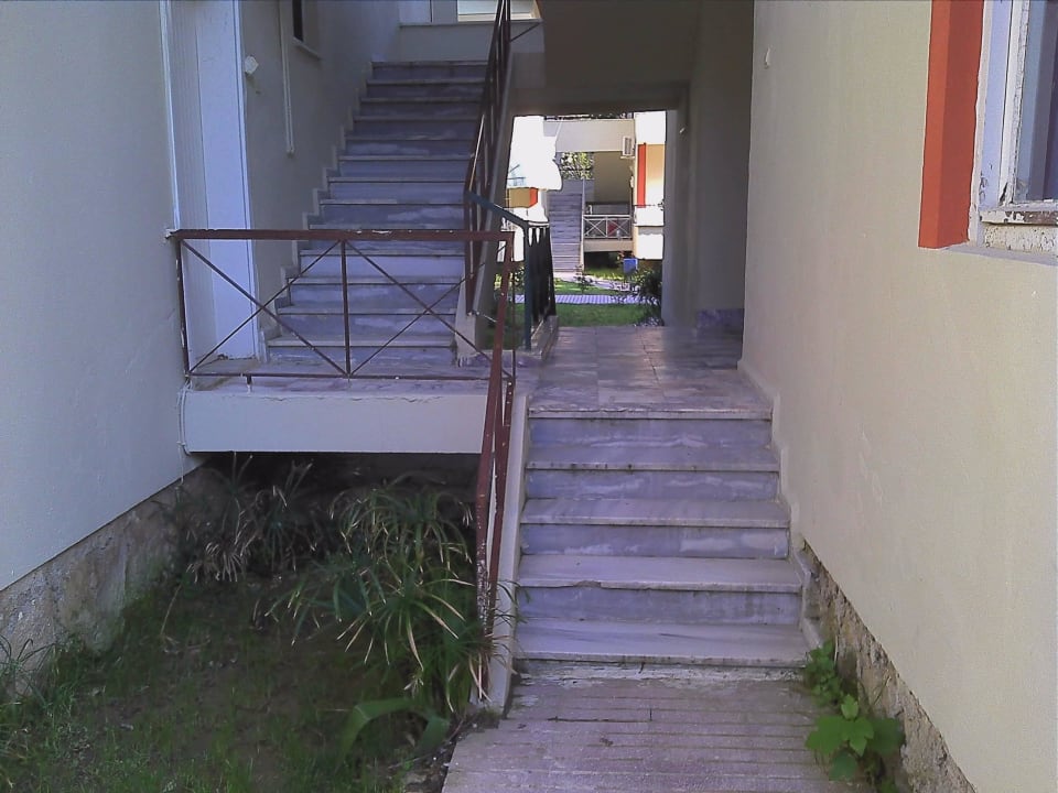 Der Weg zu den Appartements Hotel Sirma