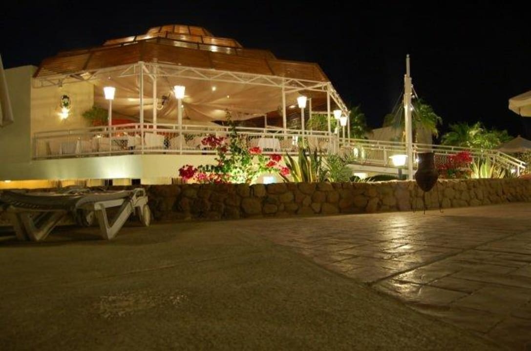 Chez Pascal nocą Xperience Kiroseiz Parkland Resort