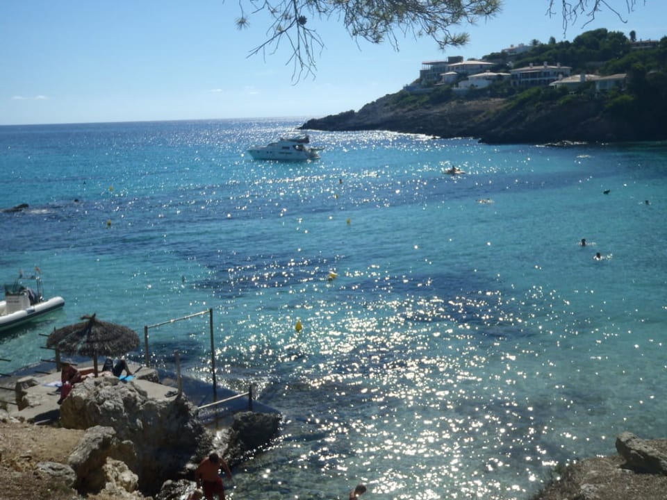 Glasklares Wasser in der Bucht super Iberostar Waves Pinos Park