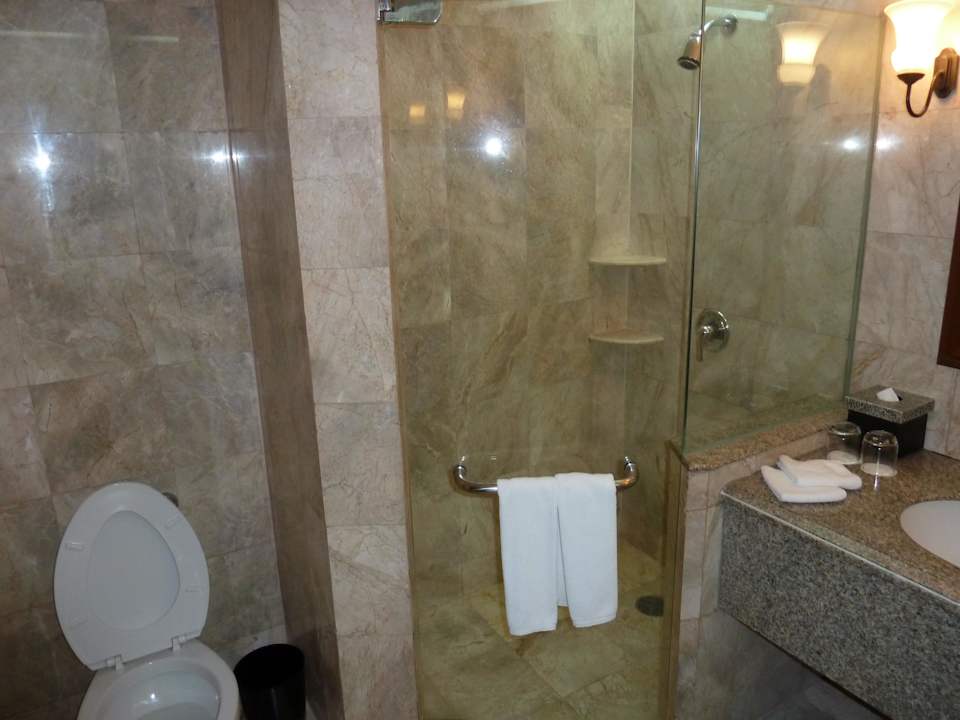 Bad mit Dusche und Wanne Hotel Century Park