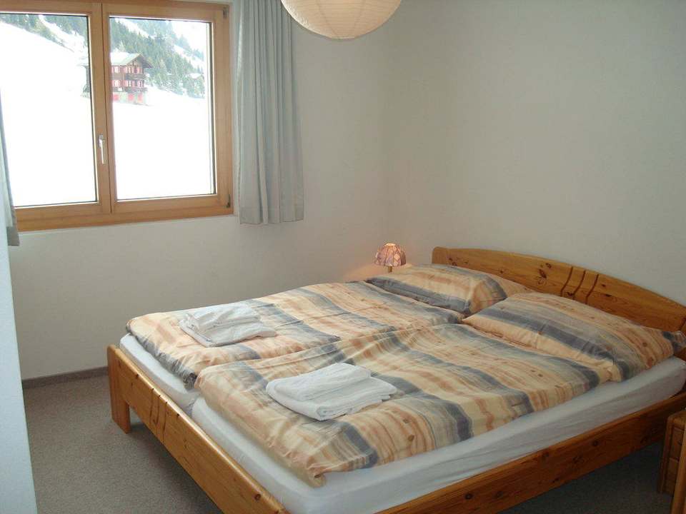 Schlafzimmer WG Danckert mit Doppelbett Ferienhaus Weisshorn