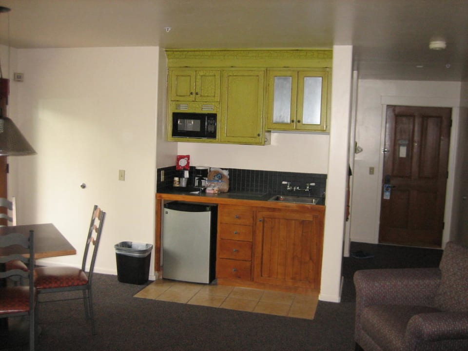 Wohnraum mit Küchenzeile und Sofabett Hotel The Gonzo Inn