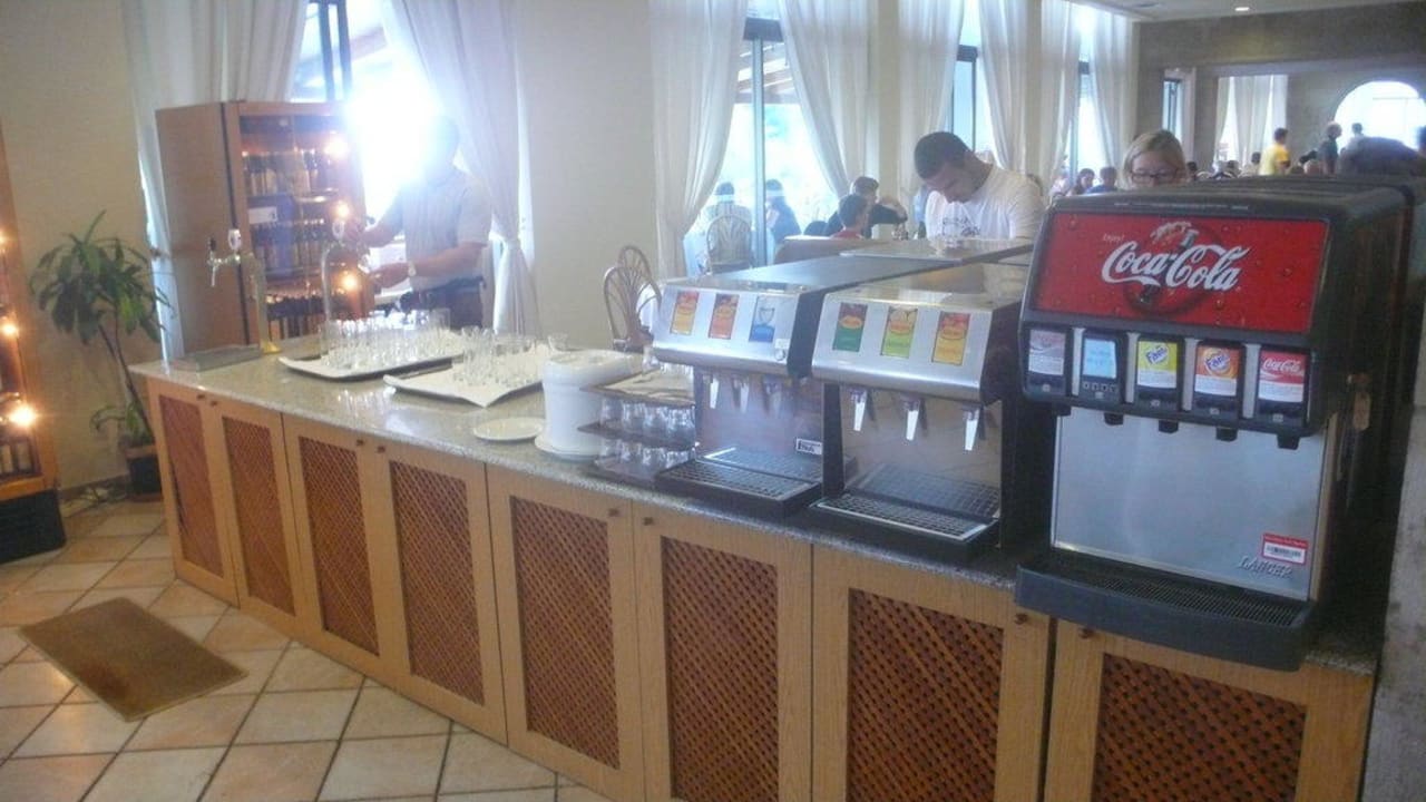 Der Getränkeservice im Restaurant! Grecotel LUXME Dama Dama