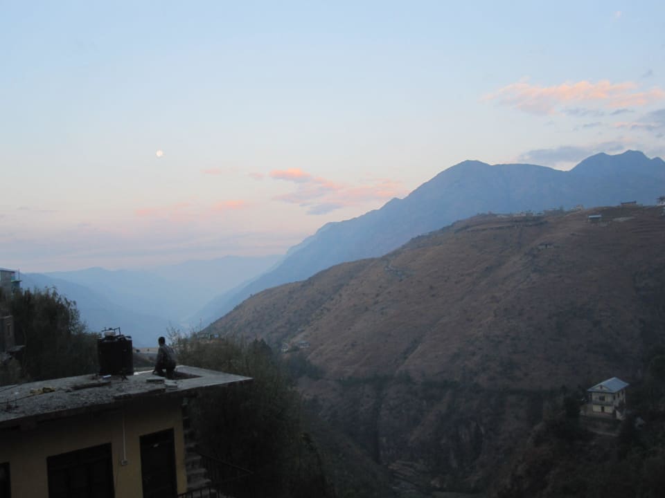 Ausblick vom Ganghotel auf der Rueckseite Bhutani Hotel