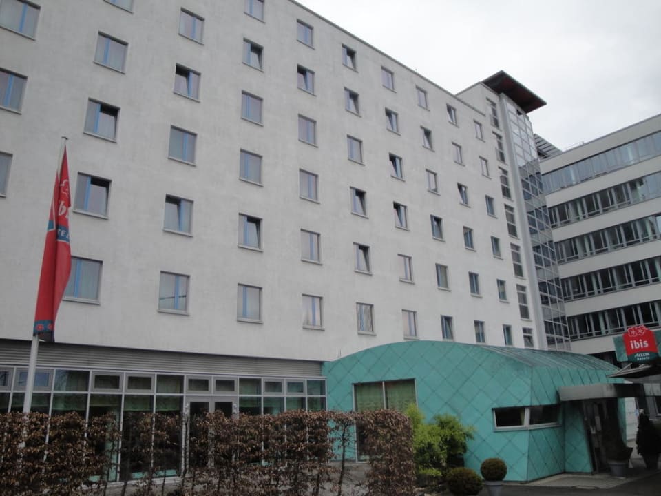Blick auf den Eingang des Ibis Stuttgart City McDreams Hotel Stuttgart-City