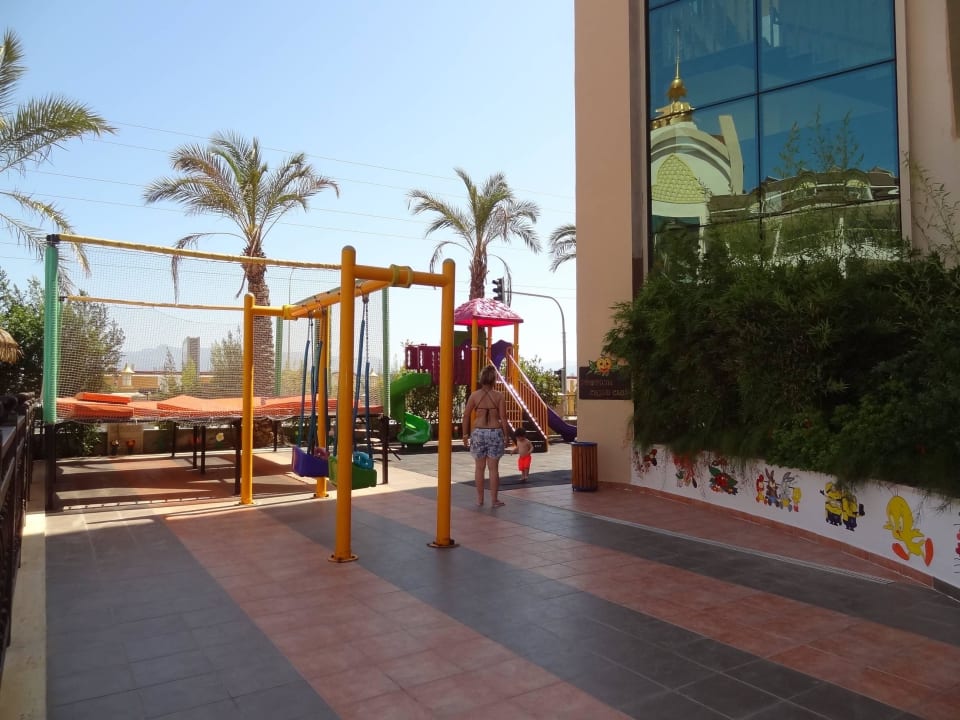 Spielplatz Well Palace Side