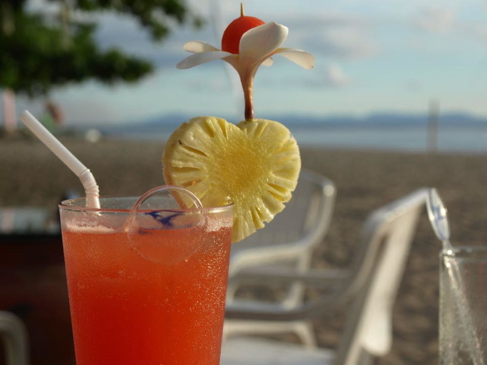 Cocktail am Strand Pool Villa Club