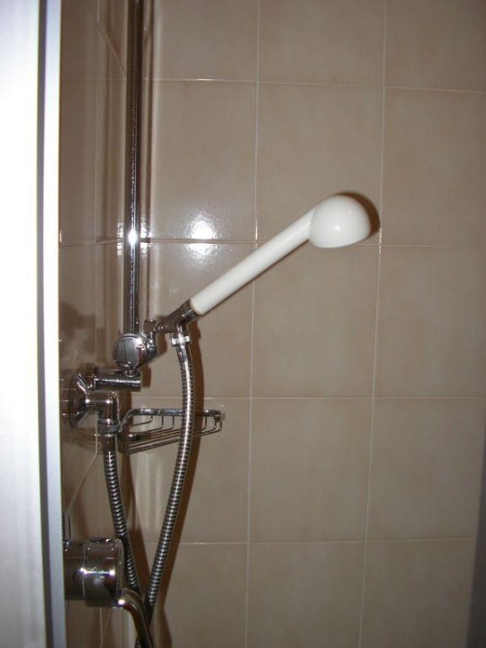 Winzige Dusche im 80er Style Hotel Alpenhof